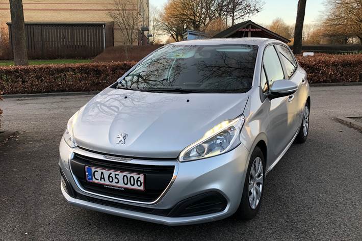 Grå Peugeot 208 fra 2017