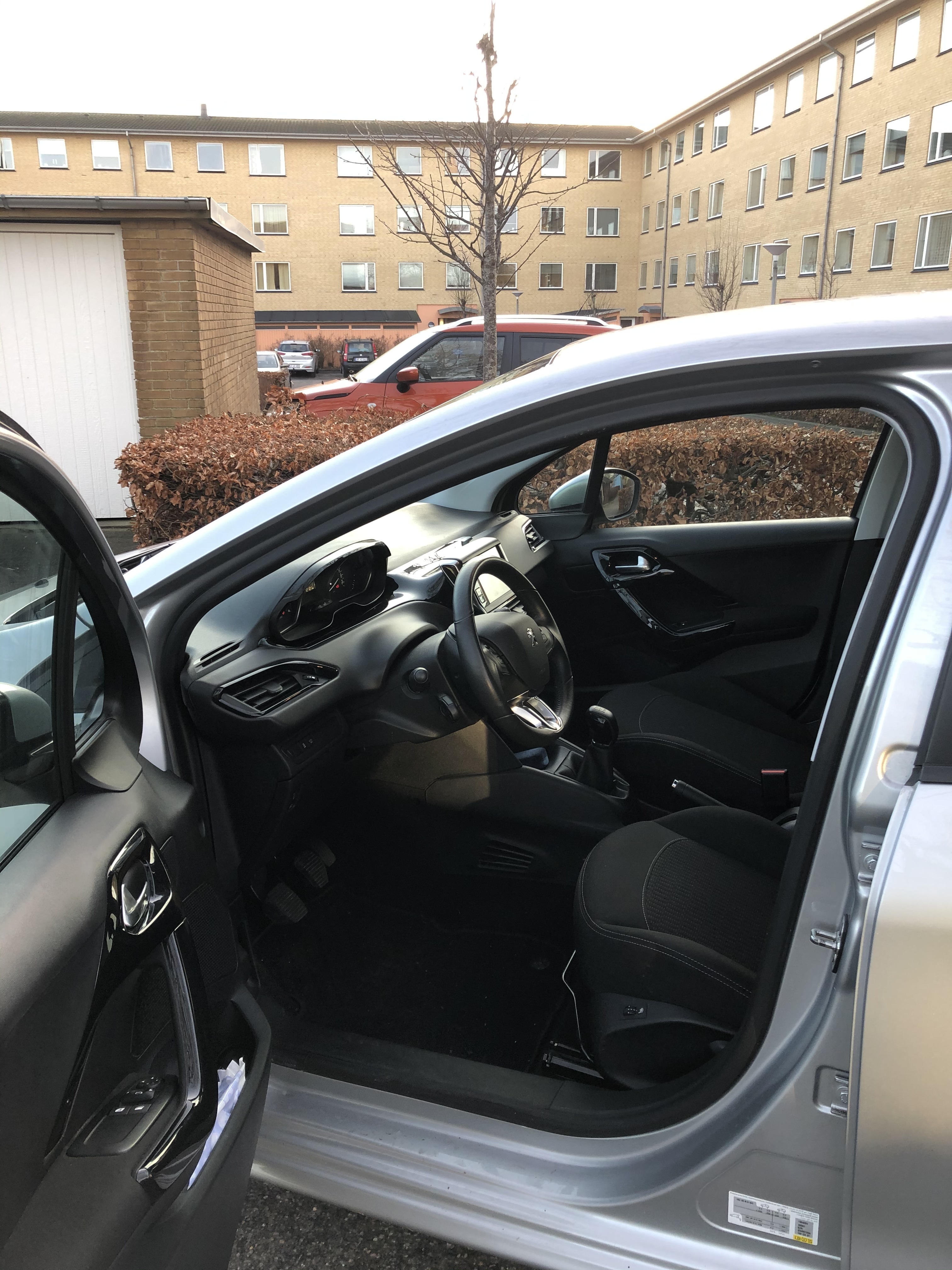 Grå Peugeot 208 fra 2017