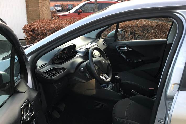 Grå Peugeot 208 fra 2017