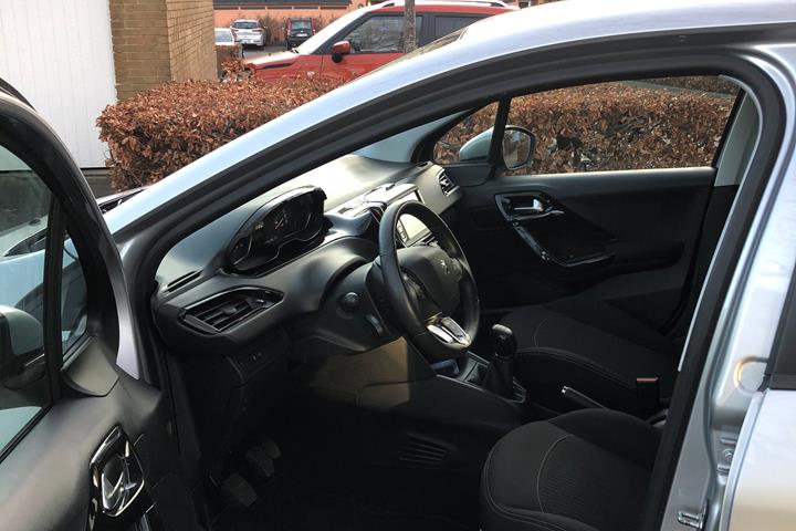 Grå Peugeot 208 fra 2017