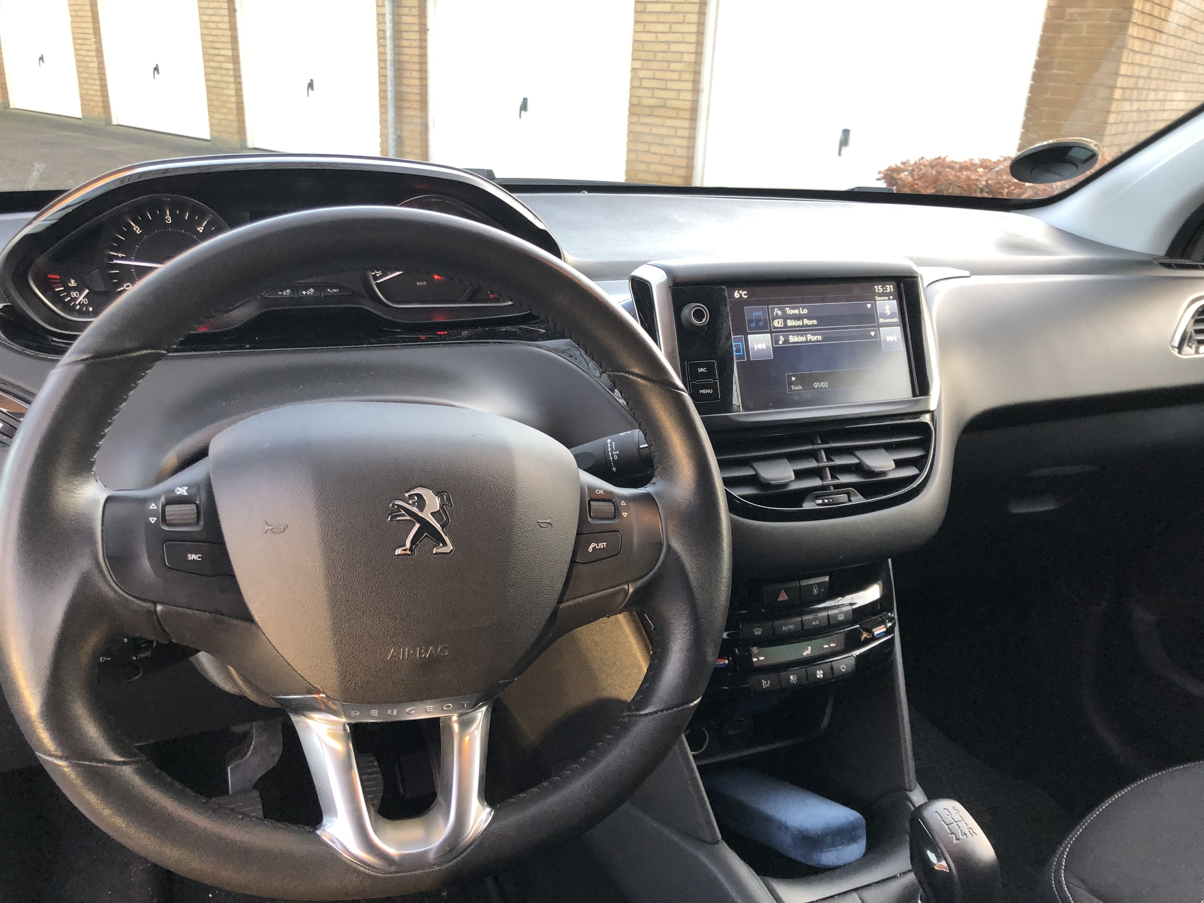 Grå Peugeot 208 fra 2017