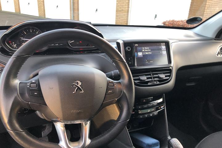 Grå Peugeot 208 fra 2017