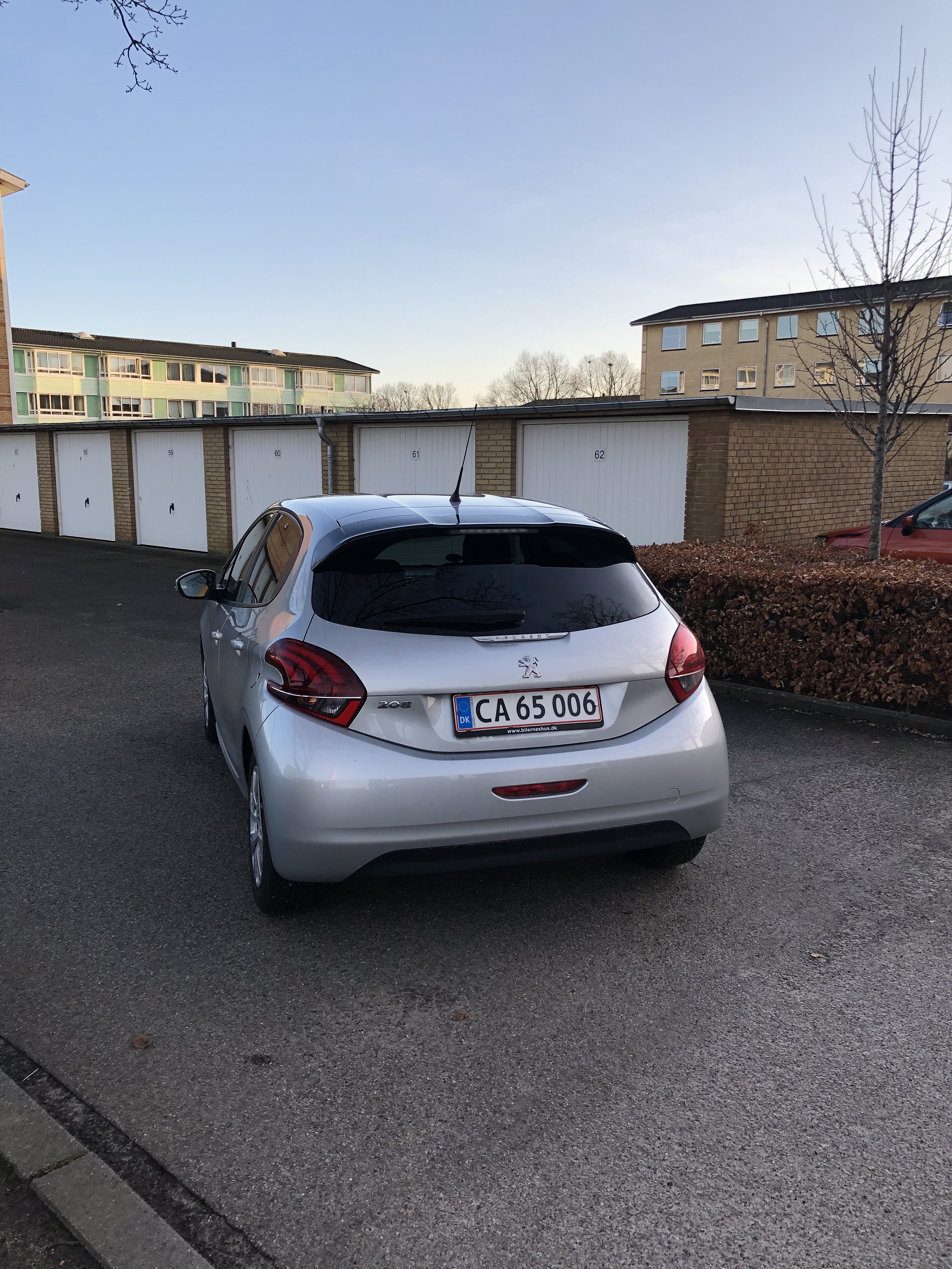Grå Peugeot 208 fra 2017