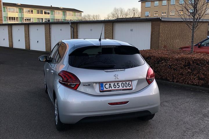 Grå Peugeot 208 fra 2017