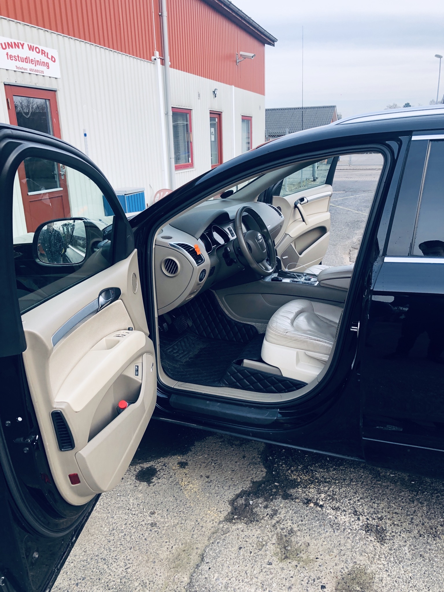 Sort Audi Q7 fra 2006