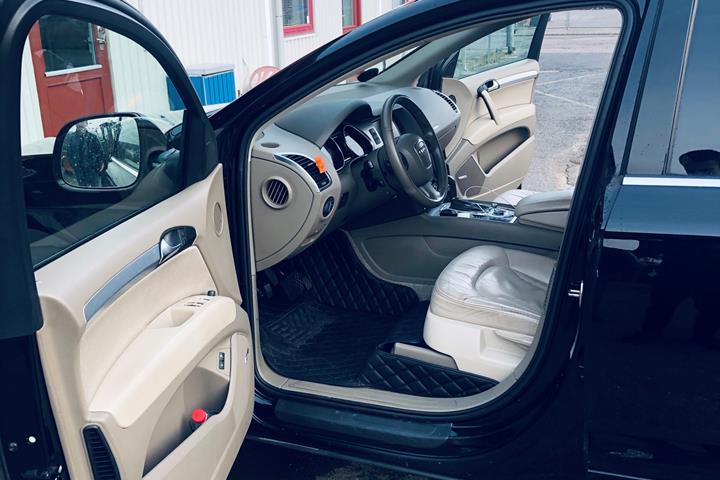 Sort Audi Q7 fra 2006