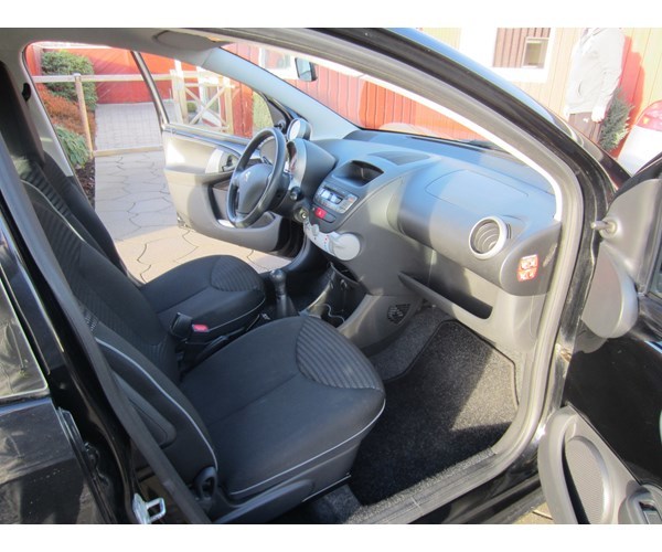 Sort Peugeot 107 fra 2012