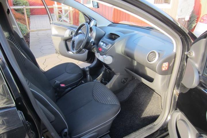 Sort Peugeot 107 fra 2012