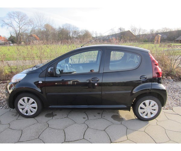 Sort Peugeot 107 fra 2012