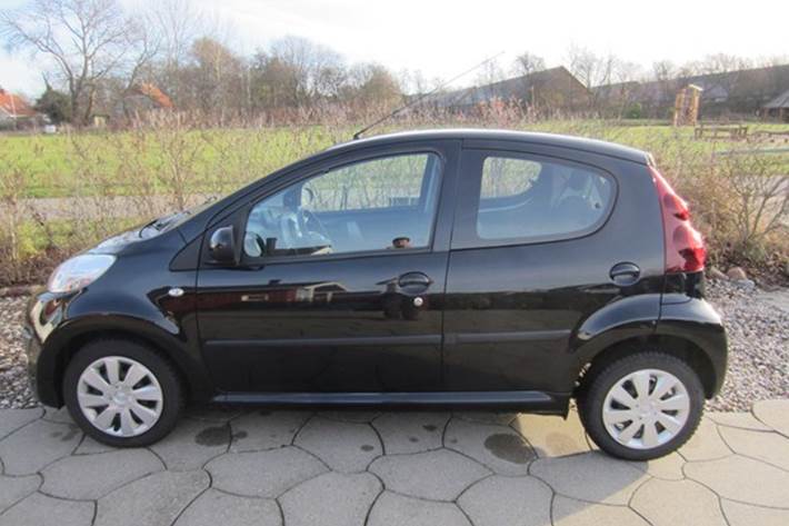 Sort Peugeot 107 fra 2012