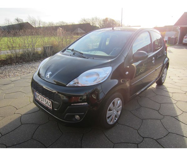 Sort Peugeot 107 fra 2012