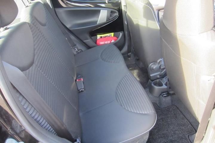 Sort Peugeot 107 fra 2012