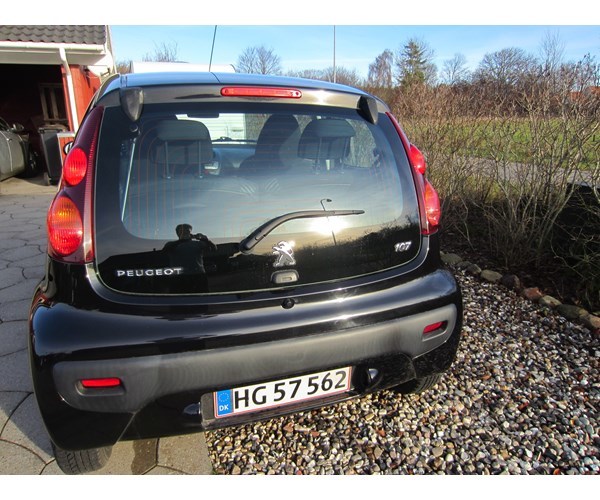 Sort Peugeot 107 fra 2012