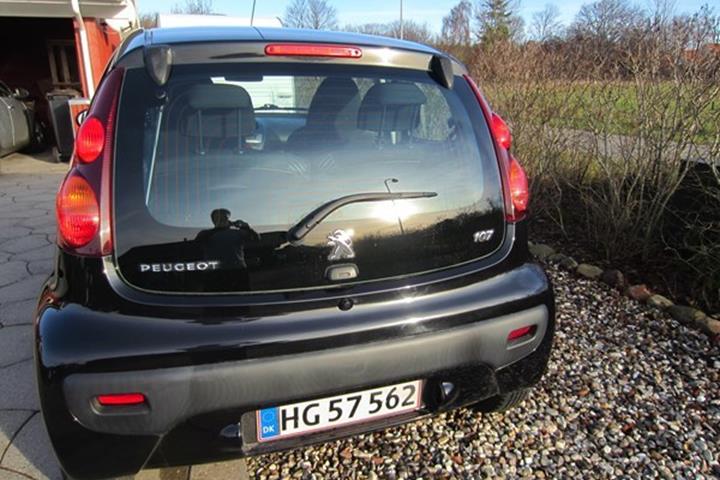 Sort Peugeot 107 fra 2012