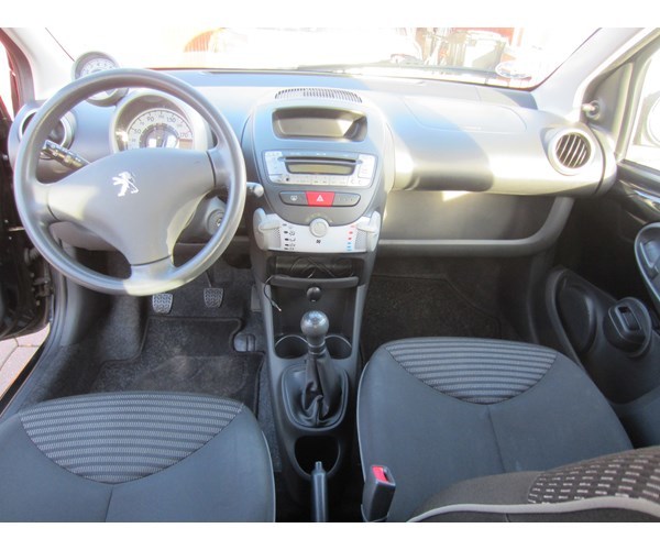Sort Peugeot 107 fra 2012