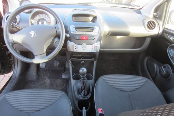 Sort Peugeot 107 fra 2012