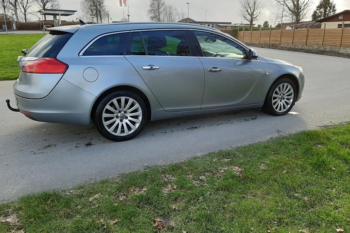 Sølv Opel Insignia fra 2011