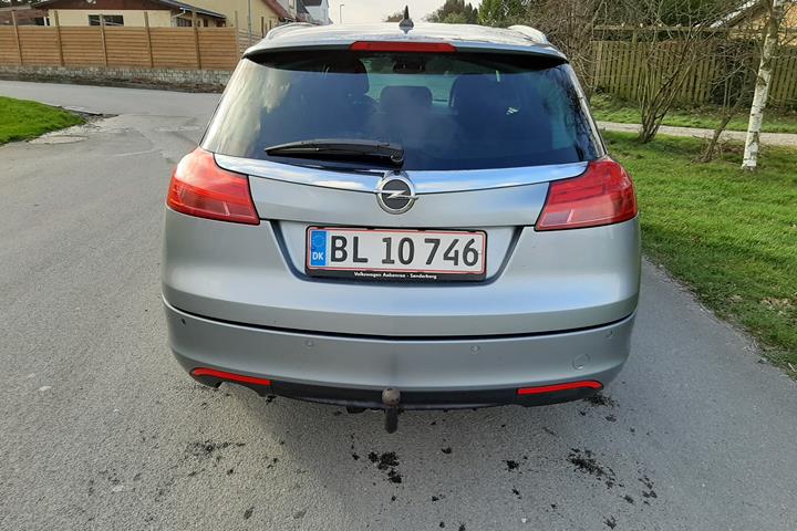Sølv Opel Insignia fra 2011