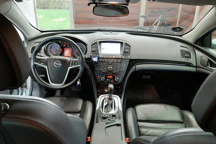 Sølv Opel Insignia fra 2011