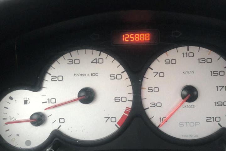 Sølv Peugeot 206 fra 2003