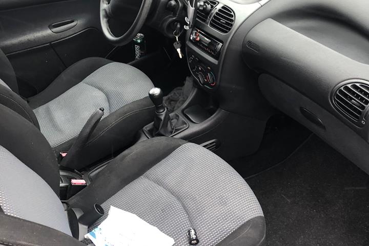 Sølv Peugeot 206 fra 2003