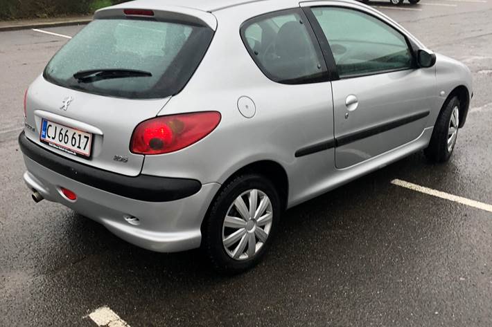 Sølv Peugeot 206 fra 2003