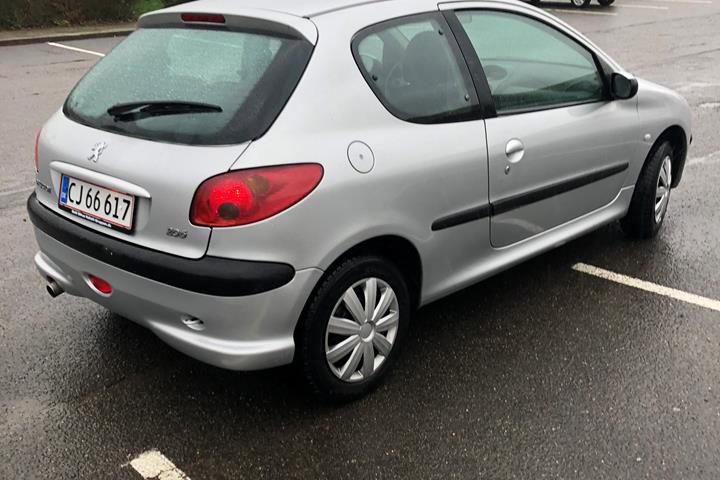 Sølv Peugeot 206 fra 2003