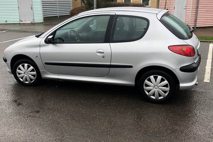 Sølv Peugeot 206 fra 2003