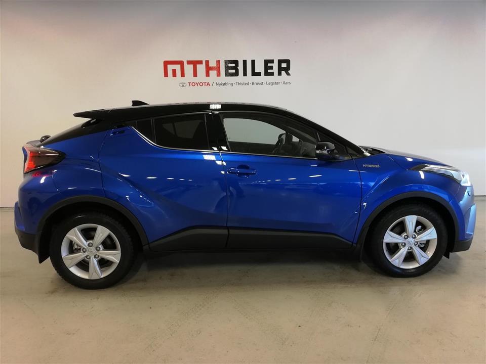 Blå Toyota C-HR fra 2019