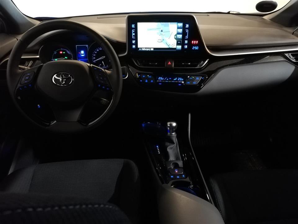 Blå Toyota C-HR fra 2019