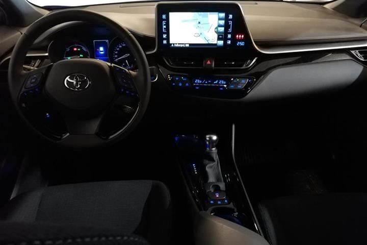 Blå Toyota C-HR fra 2019