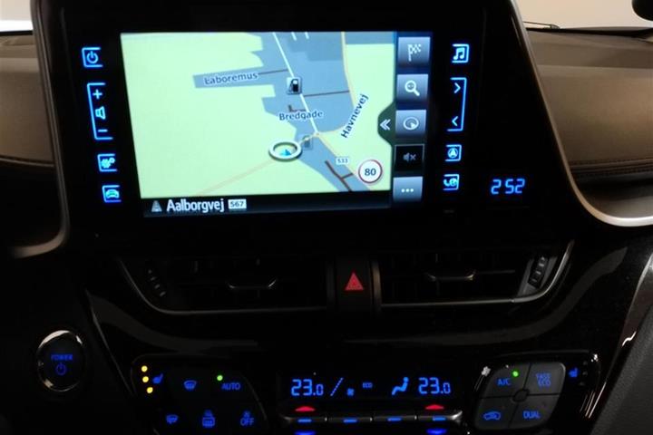 Blå Toyota C-HR fra 2019