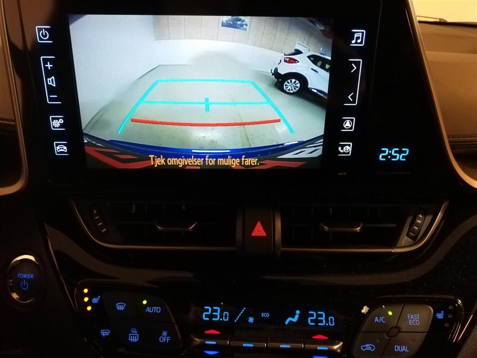 Blå Toyota C-HR fra 2019