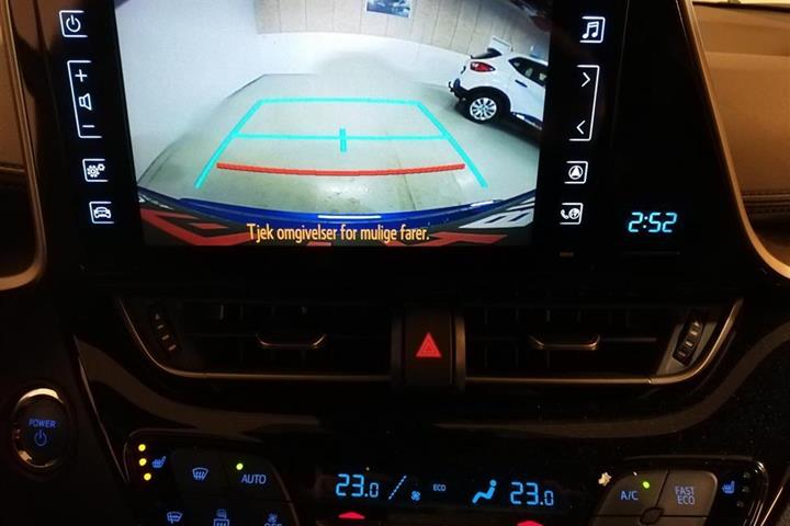 Blå Toyota C-HR fra 2019