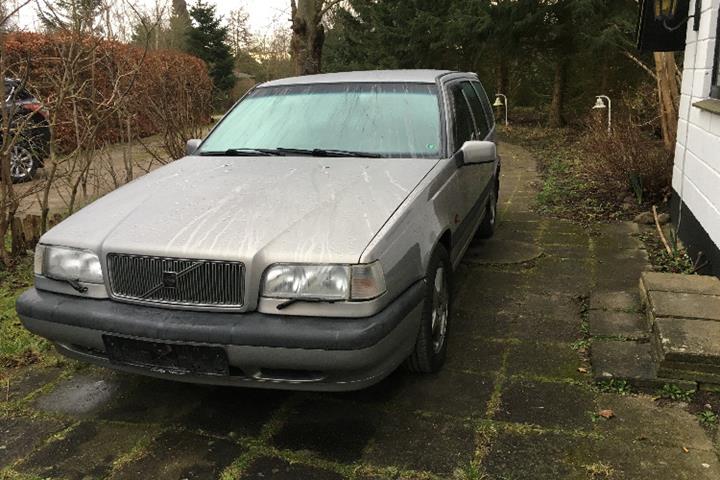 Grå Volvo 850 fra 1996