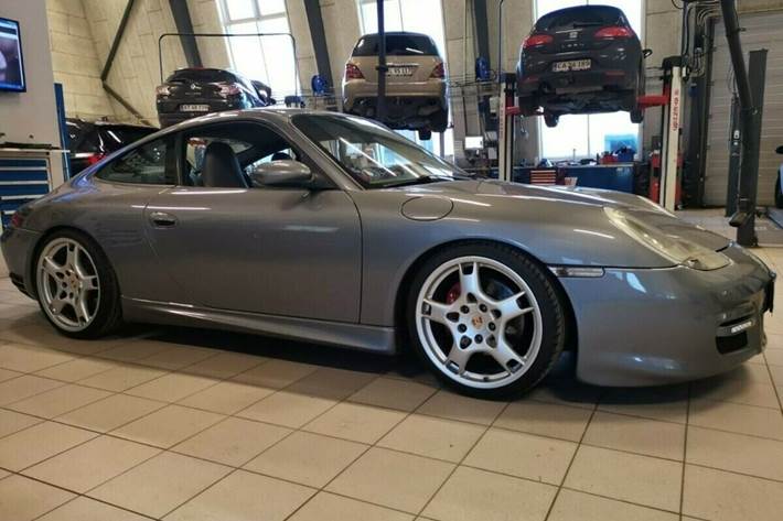 Grå Porsche 911 Carrera 4 fra 2001