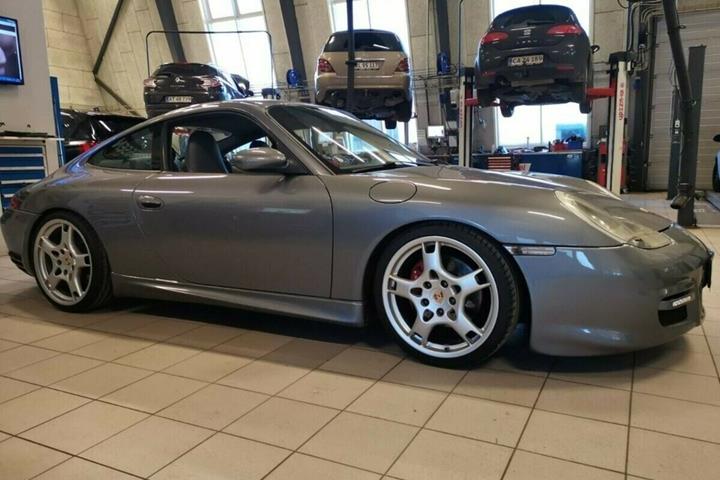Grå Porsche 911 Carrera 4 fra 2001