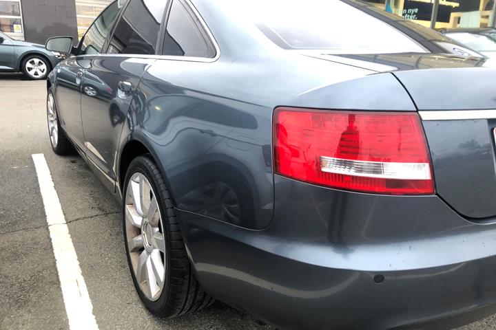 Grå Audi A6 fra 2005