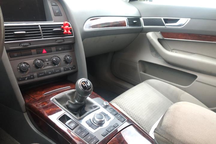 Grå Audi A6 fra 2005