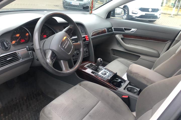 Grå Audi A6 fra 2005