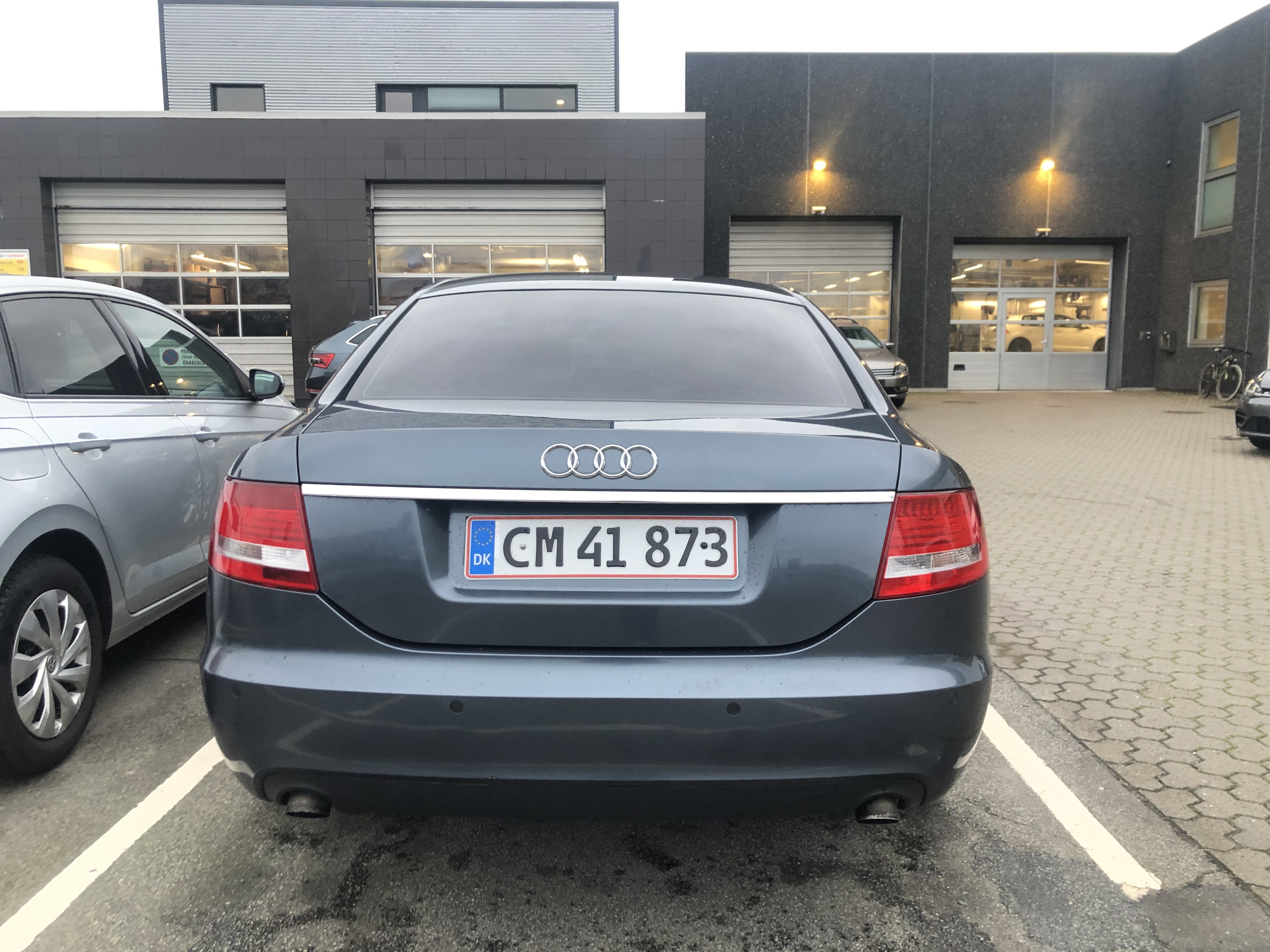 Grå Audi A6 fra 2005