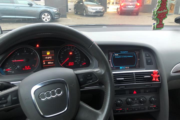 Grå Audi A6 fra 2005