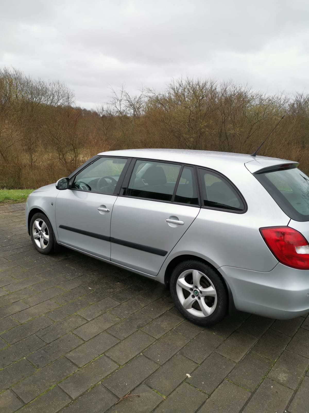 Sølv Skoda Fabia fra 2010