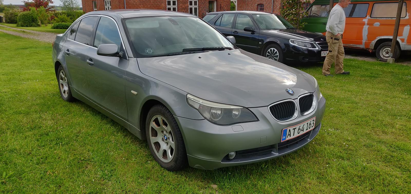 Grå BMW 520 fra 2003