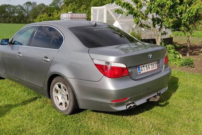 Grå BMW 520 fra 2003