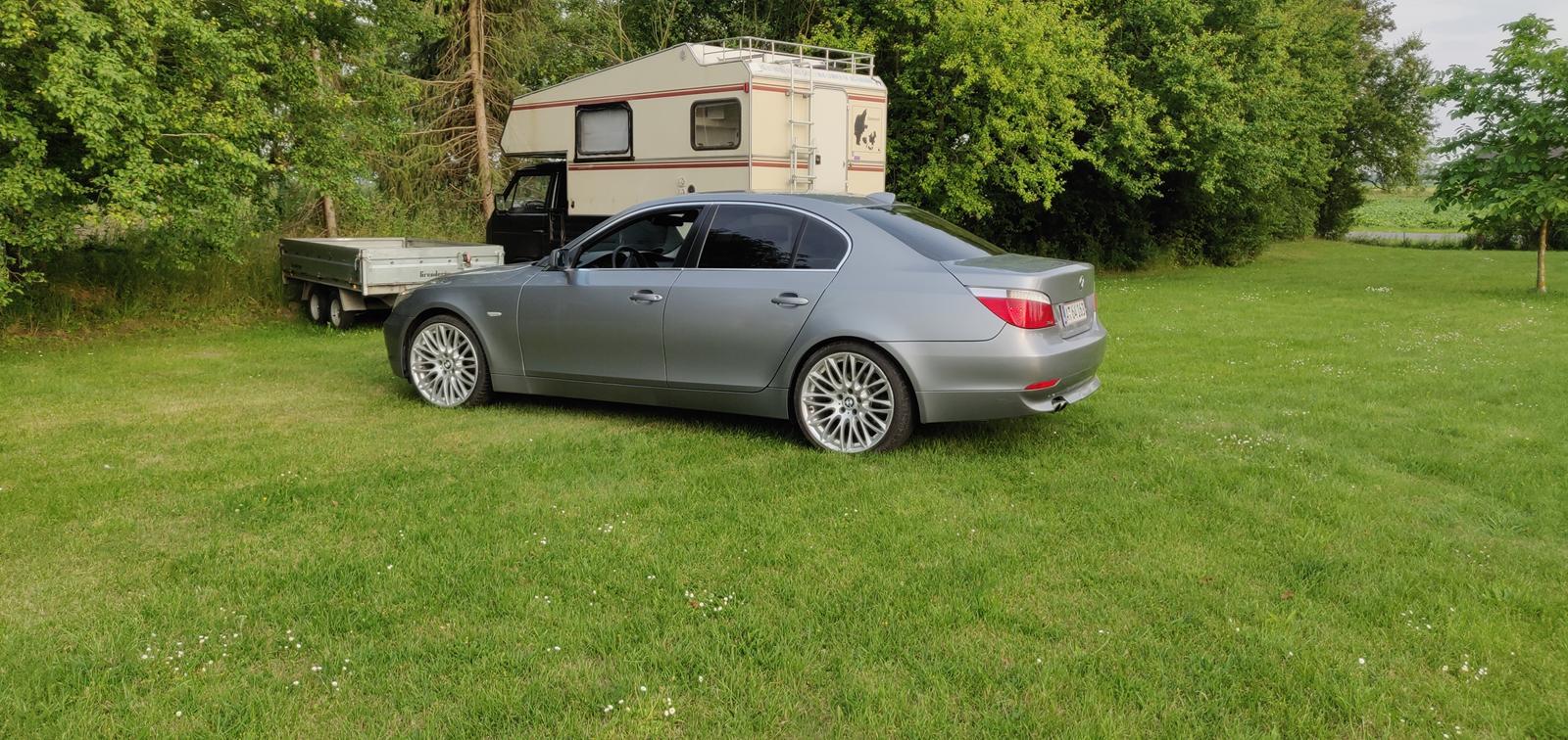 Grå BMW 520 fra 2003