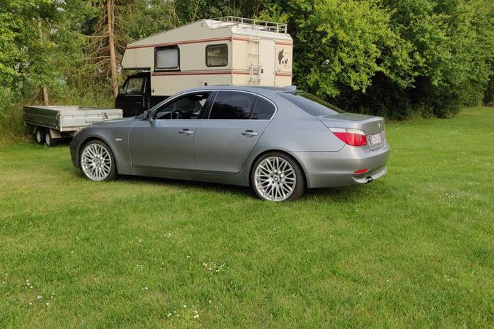 Grå BMW 520 fra 2003