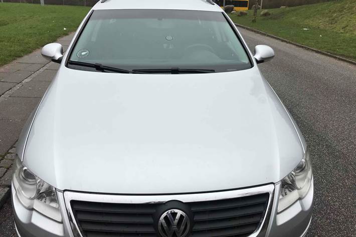 Sølv VW Passat fra 2006