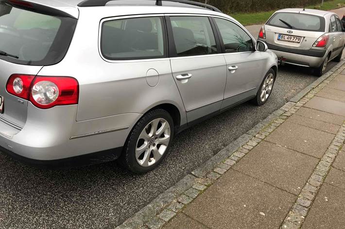 Sølv VW Passat fra 2006