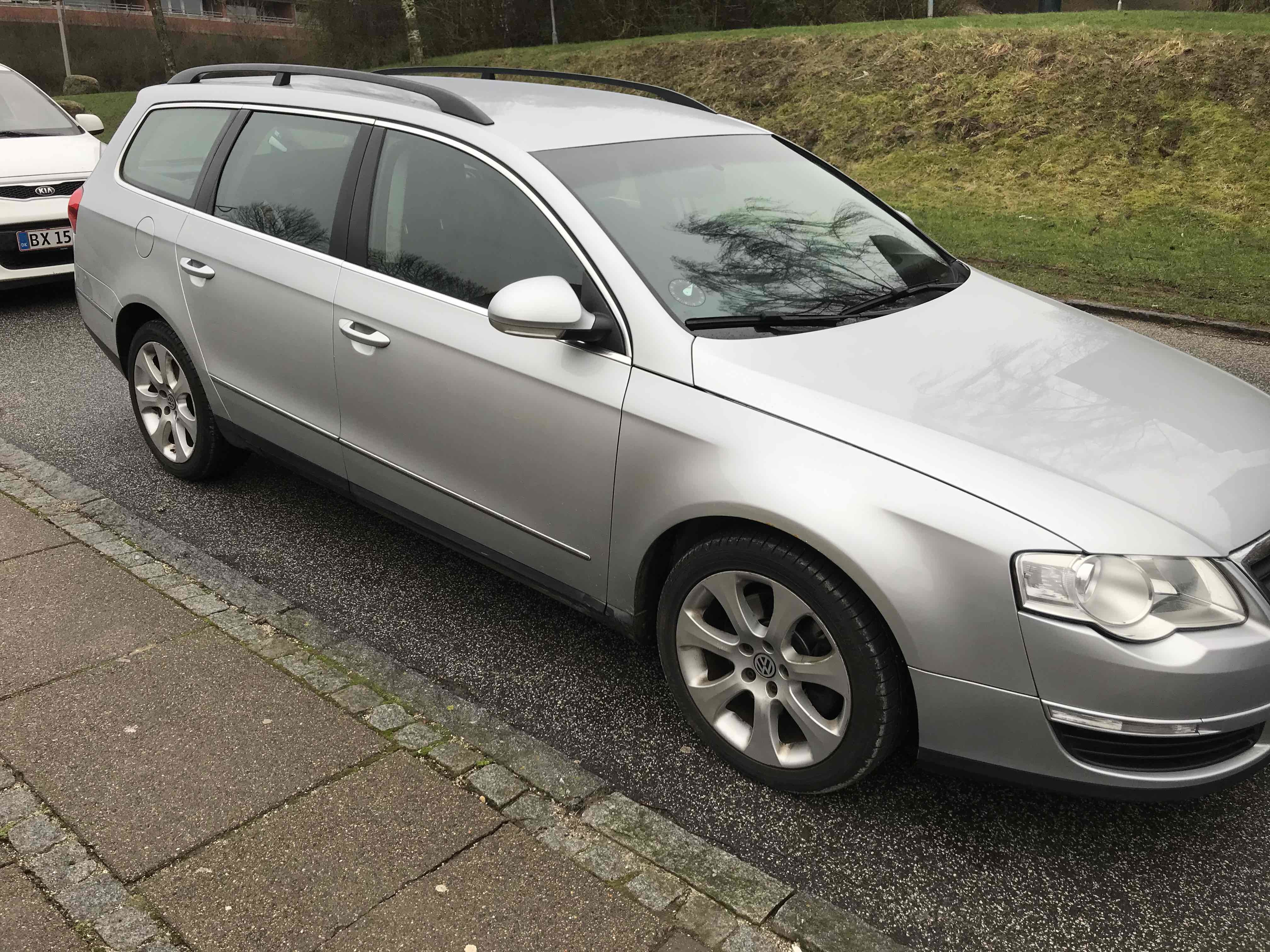 Sølv VW Passat fra 2006